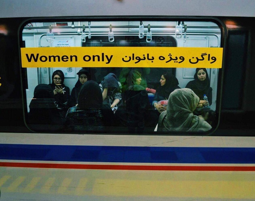 Zdjęcie telewizora z napisem women only