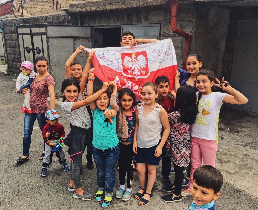 dzieci trzymające polską flagę