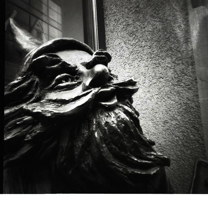 Statua krasnoluda z dużą brodą