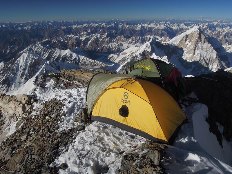 Zdjęcie namiotów na górzystym, śnieżnym terenie