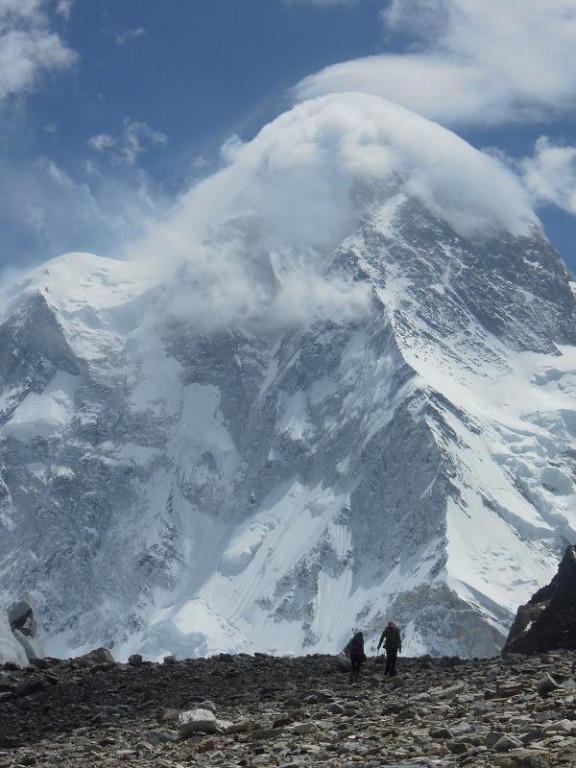 Zdjęcie sylwetek ludzi na tle wysokiej, śnieżnej góry