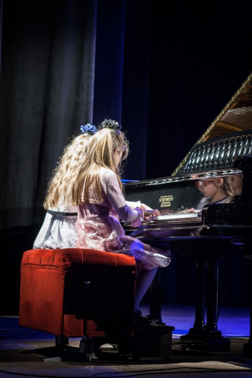 Dwie dziewczynki grające na fortepianie