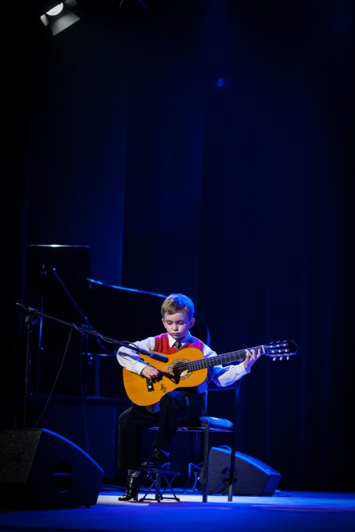 Chłopczyk grający na gitarze
