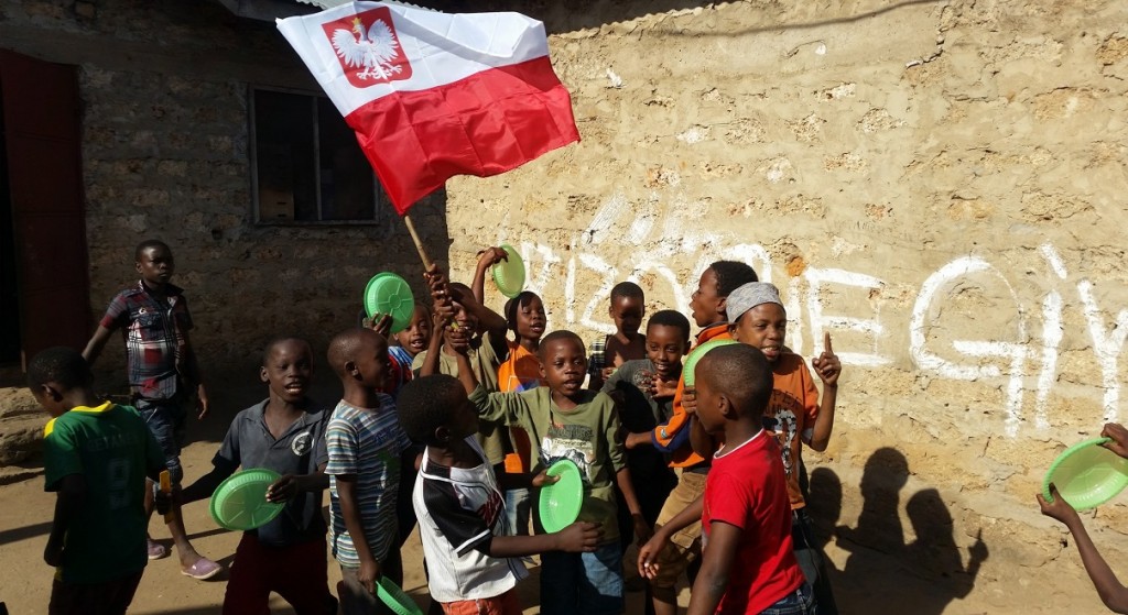 Ciemnoskóre dzieci z polską flagą