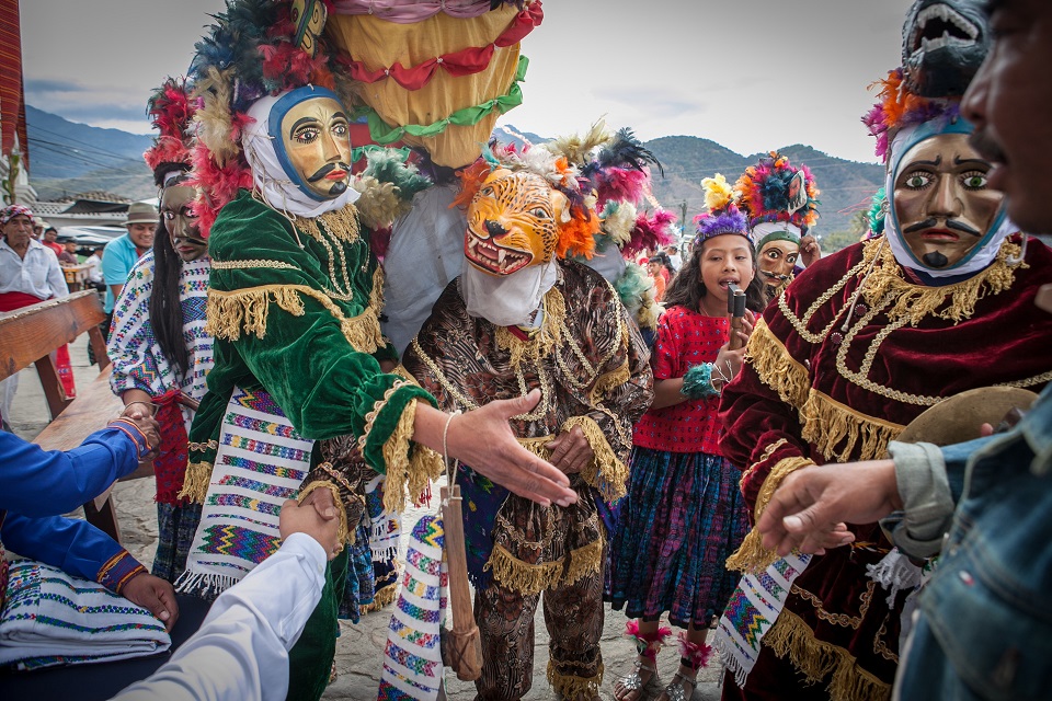 Ludzie w tradycyjnych meksykańskich strojach z maskami