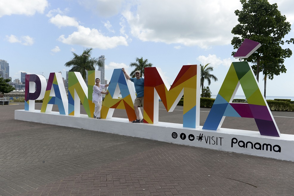 Kolorowe logo Panama na chodniku
