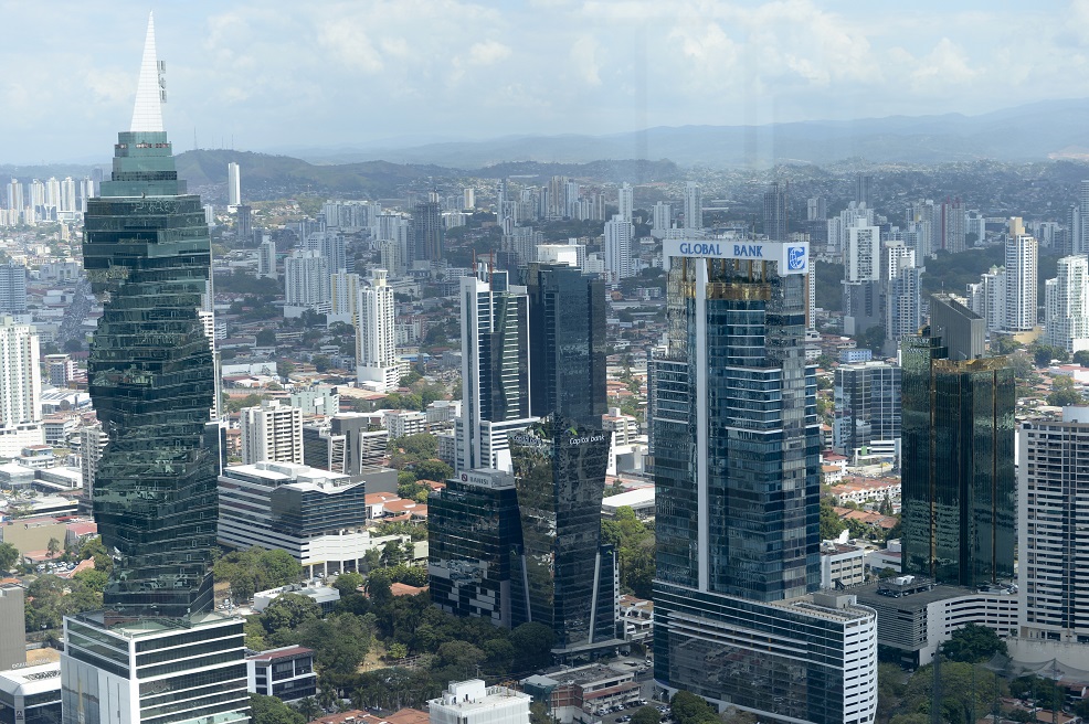 Panorama miasta z nowoczesnymi wieżowcami