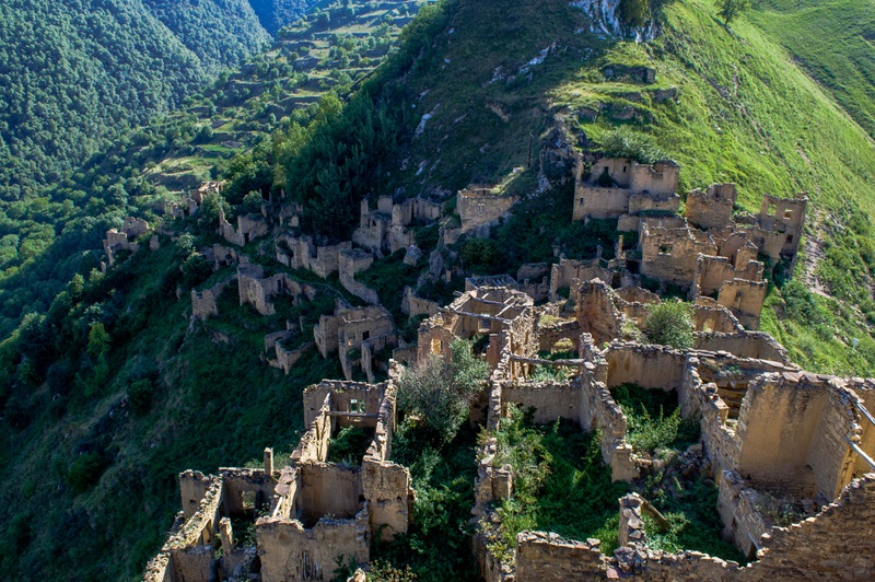 Ruiny starożytnego miasta w górach