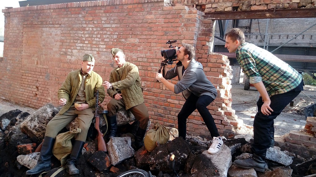 Ekipa filmowa nagrywająca dwóch radzieckich żołnierzy z brońmi