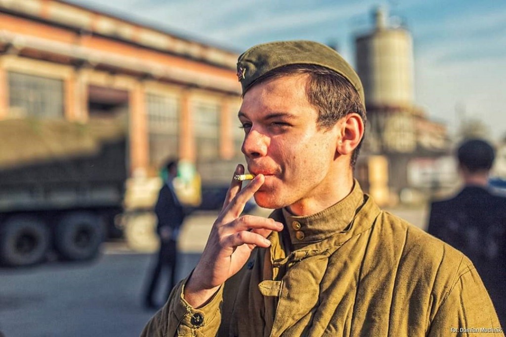 Radziecki żołnierz palący papierosa
