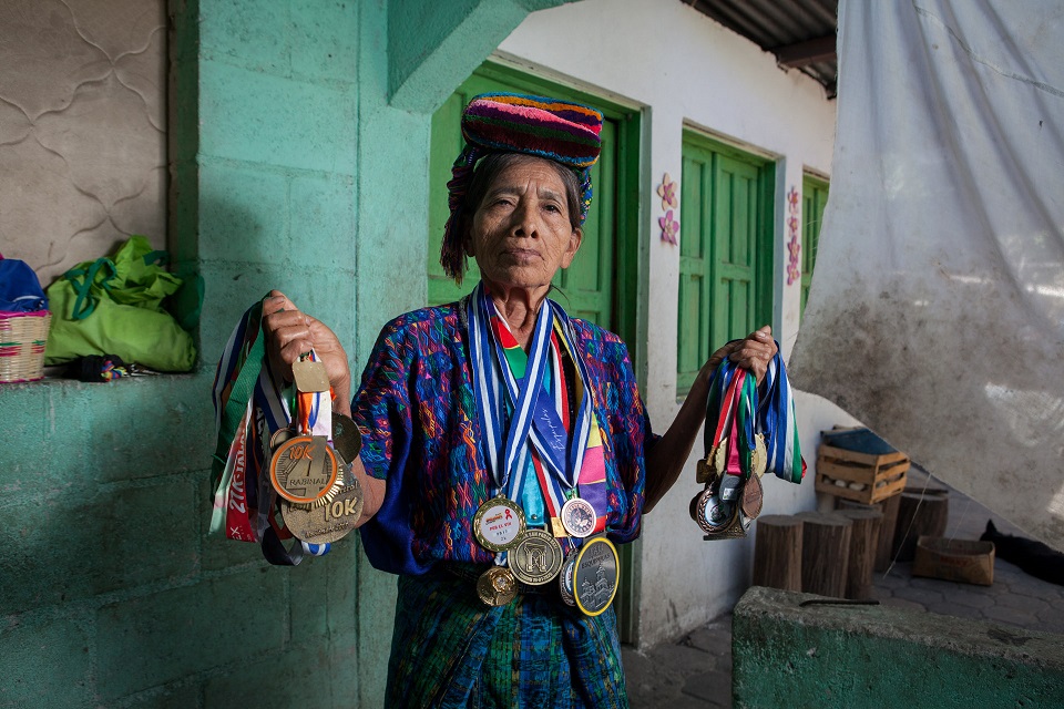 Starsza kobieta z dużą ilością medali