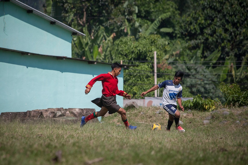 Dwóch mężczyzn grających w piłkę nożną