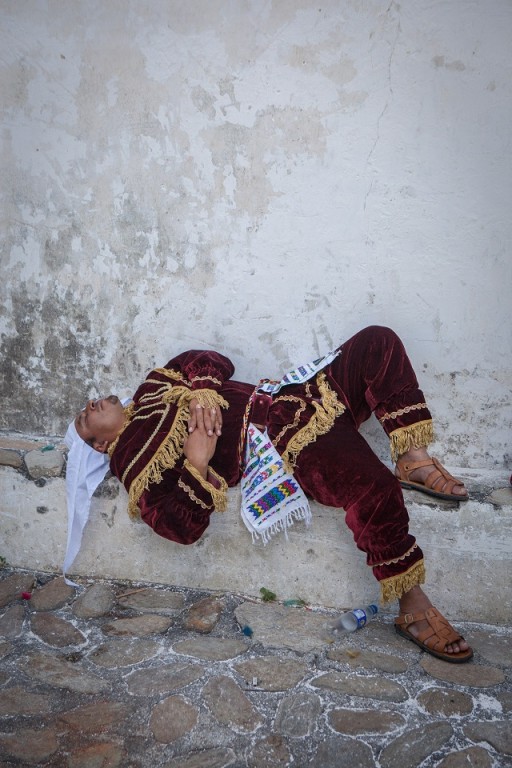 Śpiący mężczyzna w tradycyjnym ubiorze meksykańskim