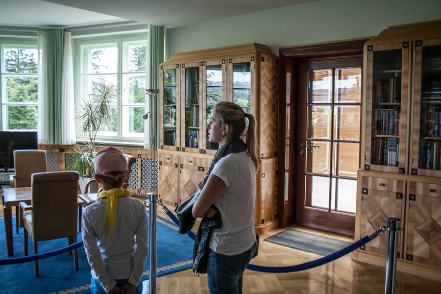 Dziewczynka w żółtej chuście wraz z kobieta oglądają muzeum