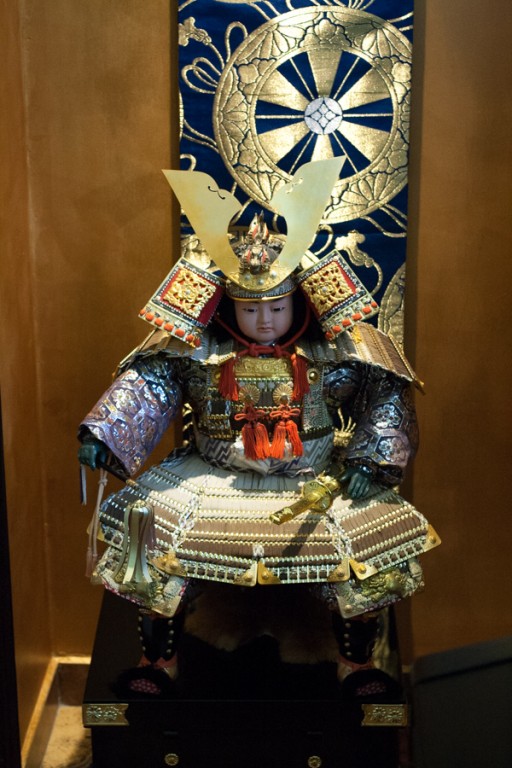 Lalka dziecka ubrana w strój samuraja