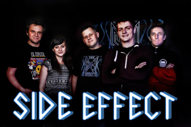 Zdjęcie grupowe pięciu osób, podpisane 'SIDE EFFECT'