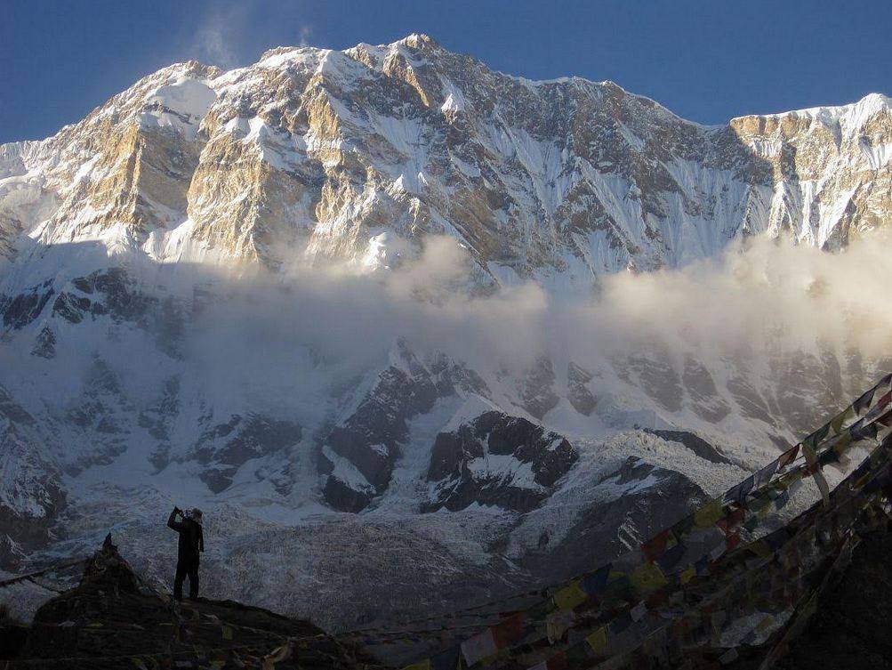 Ludzka sylwetka na tle nepalskich gór