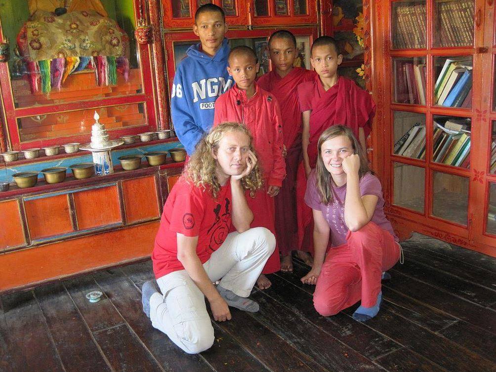 Dwie kobiety siedzące przy czterech nepalskich dzieciach