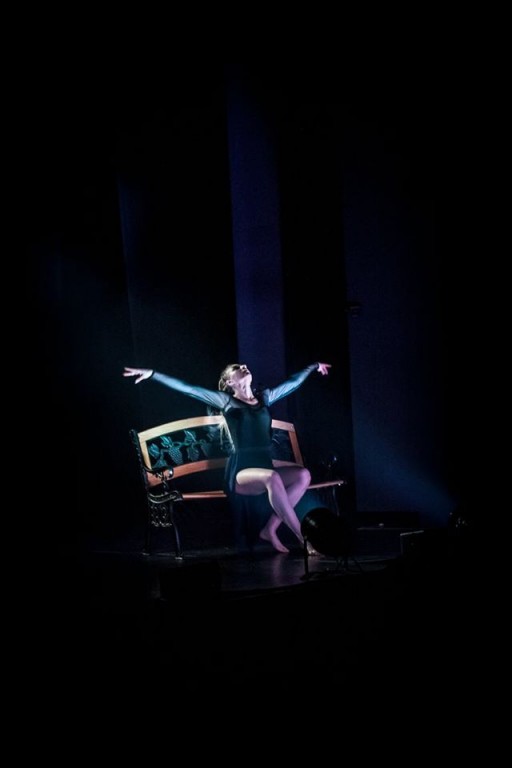 Tancerka siedząca na ławce na scenie