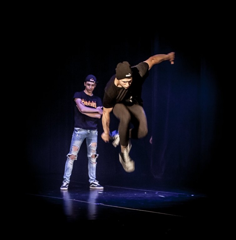 Dwóch tancerzy hip hopowych na scenie