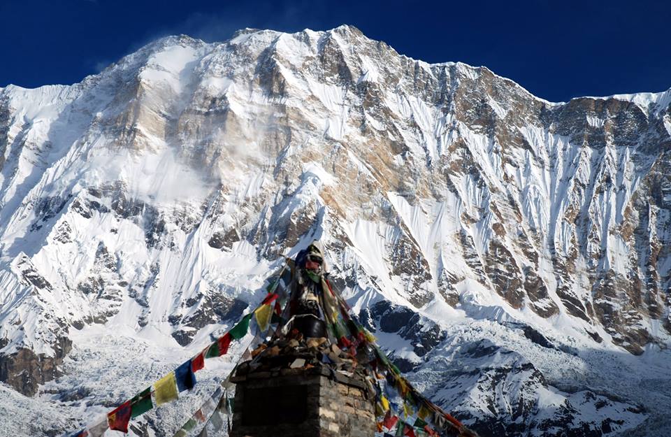 Ludzie idący przez most w nepalskich górach