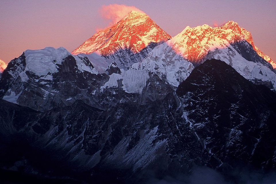 Zdjęcie gór w Nepalu podczas zachodu słońca