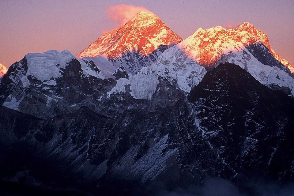 Zdjęcie gór w Nepalu podczas zachodu słońca