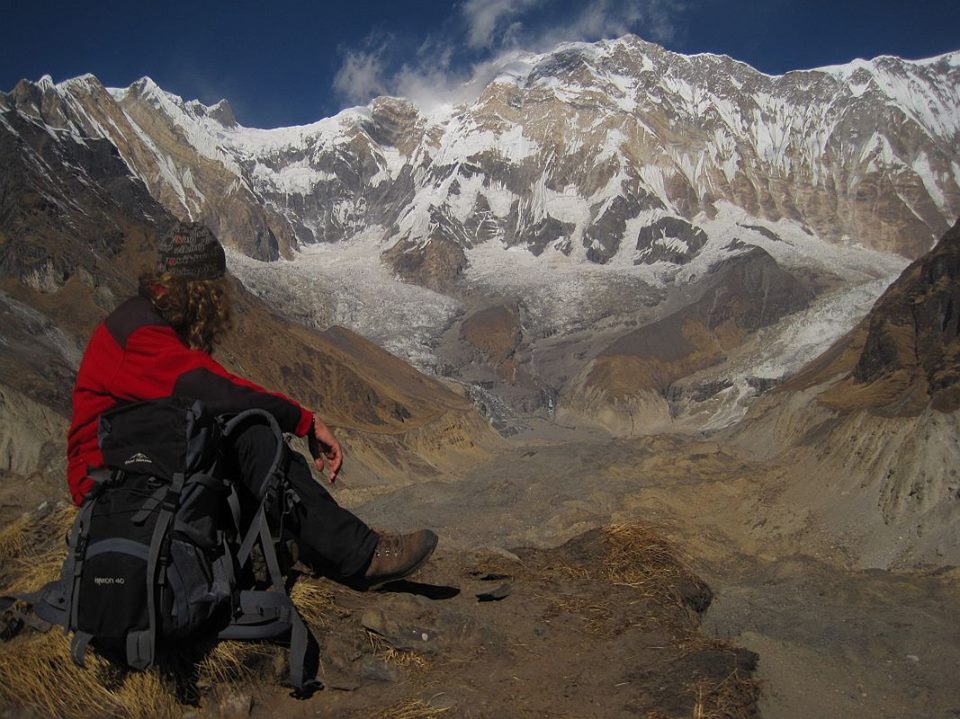 Osoba patrząca w dystans na tle gór w Nepalu