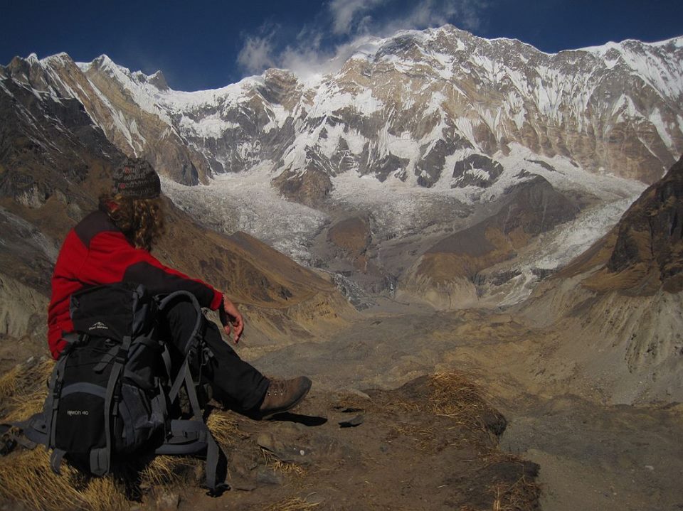 Osoba patrząca w dystans na tle gór w Nepalu