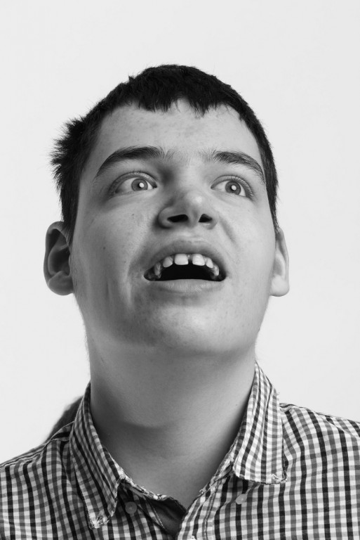 Zdjęcie chłopca z otwartymi ustami