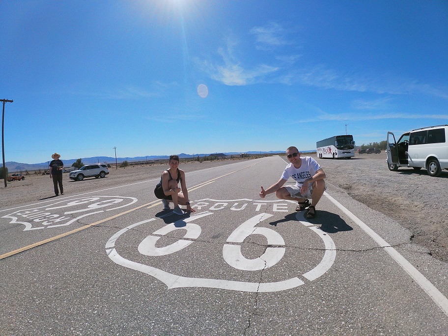 Kobieta i mężczyzna przy drodze z napisem Route 66