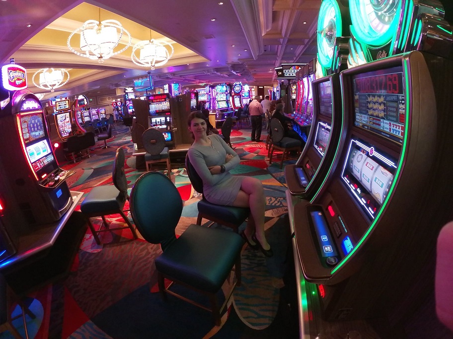 Salon gier, kasyno, kobieta na krześle przed maszyną