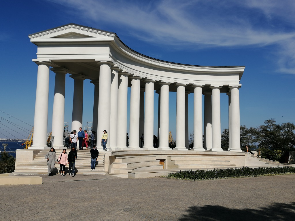 Dzieło architektoniczne z dużą ilością filarów