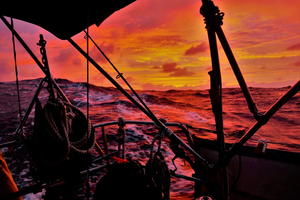 Zachód słońca na oceanie w łodzi