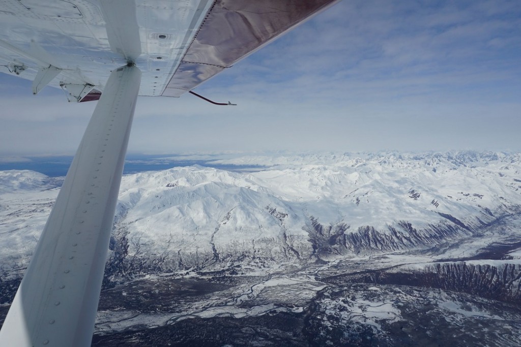 Widok z samolotu na ośnieżone góry