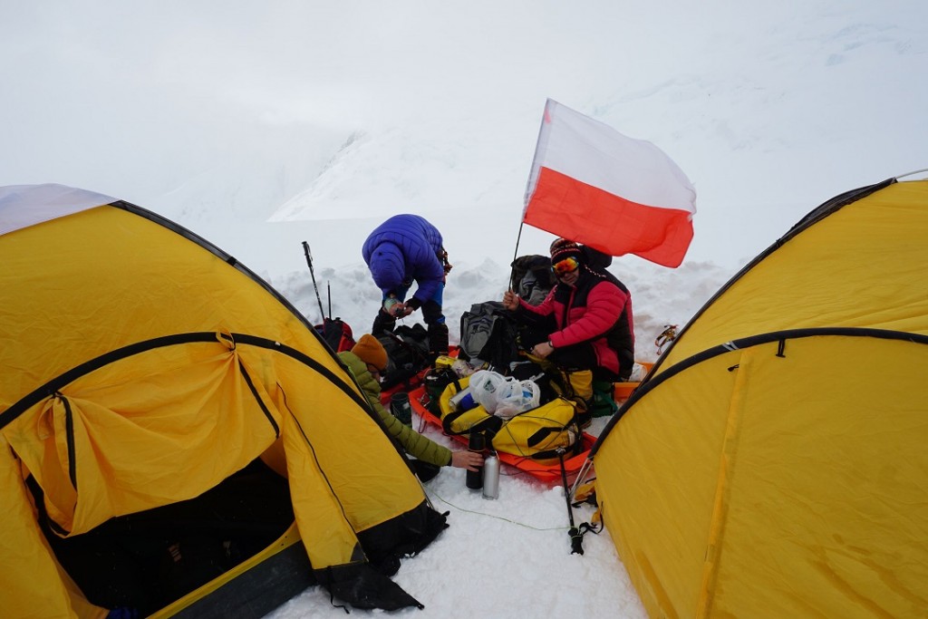 Obozowisko wspinaczy z polską flagą