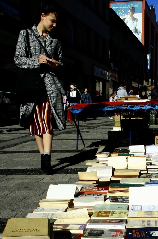 Kobieta oglądająca stare książki