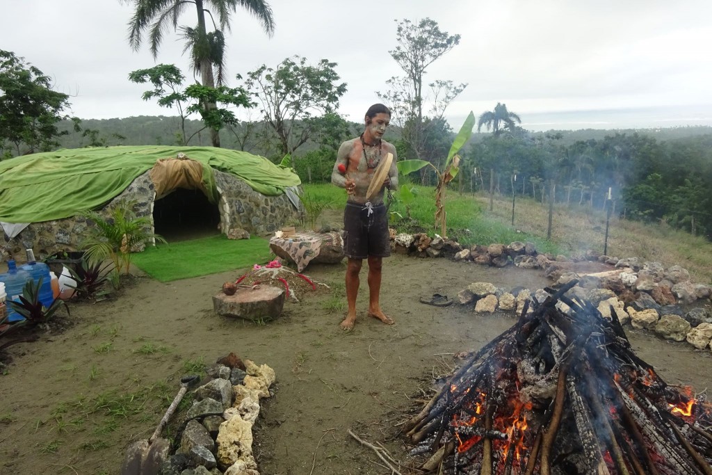 Rdzenny mieszkaniec wyspy koło szałasu i ogniska