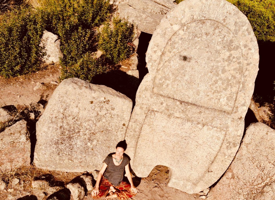 Kobieta leżąca na skałach