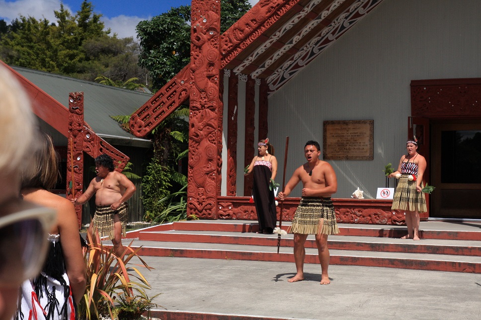Ludzie ubrani w hawajskie odzienie od pasa do kolan