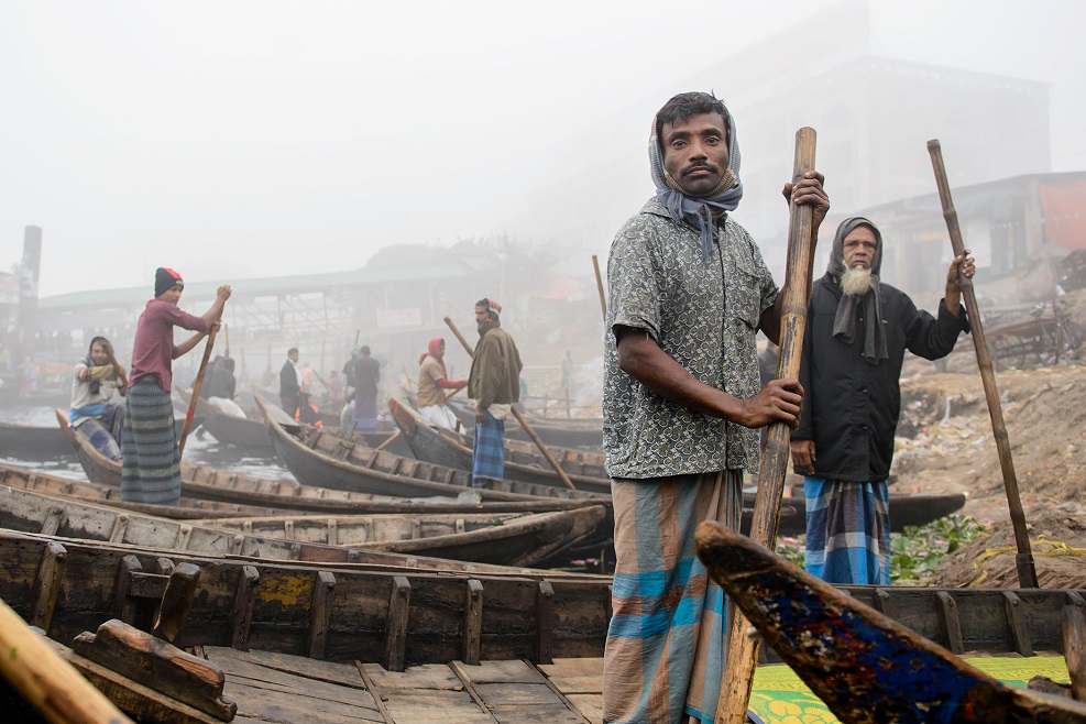 Hindusi z łódkami na brzegu