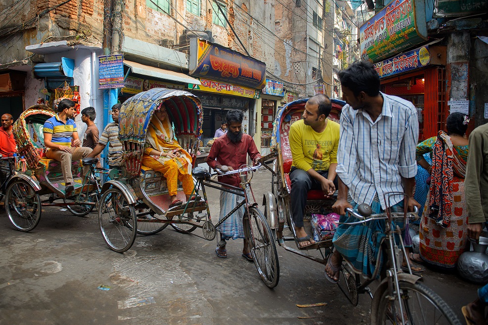 Uliczki miast w Indiach, riksze i rowery, targowiska, wiele ludzi