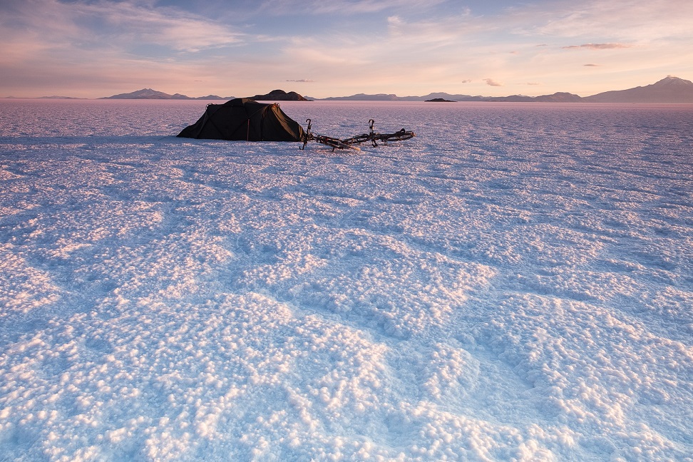 Namiot na lodowej pustyni, obok rower