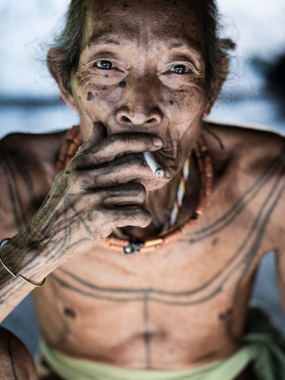 Starszy azjata z tatuażami i papierosem