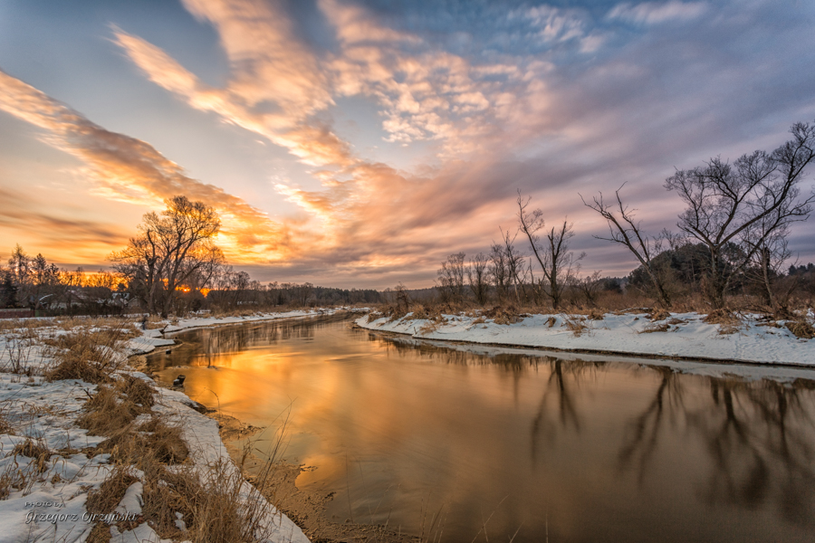Zimowy krajobraz, wschód słońca przy rzece