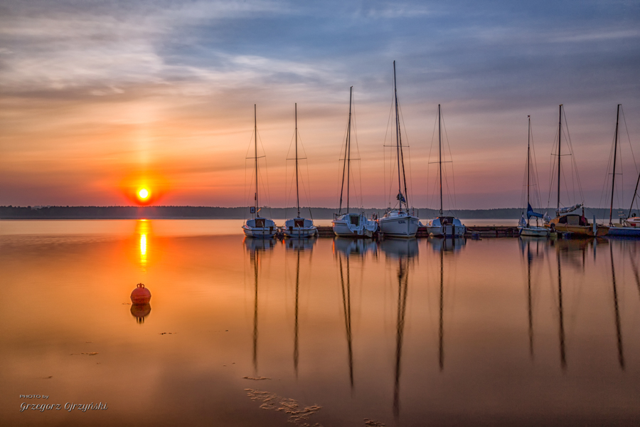 Zachód słońca nad jeziorem, przystań i jachty