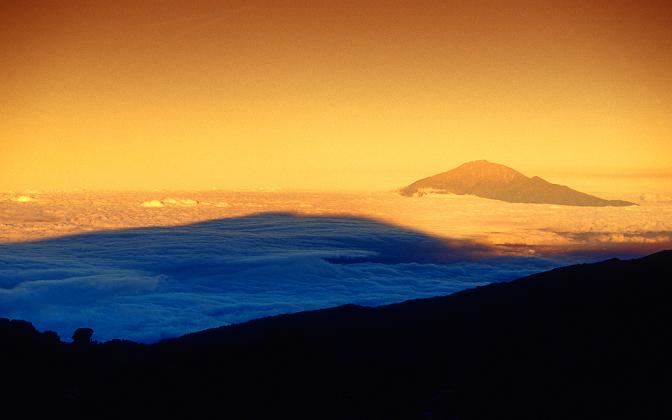 Zdjęcie górzystego krajobrazu podczas wschodu słońca