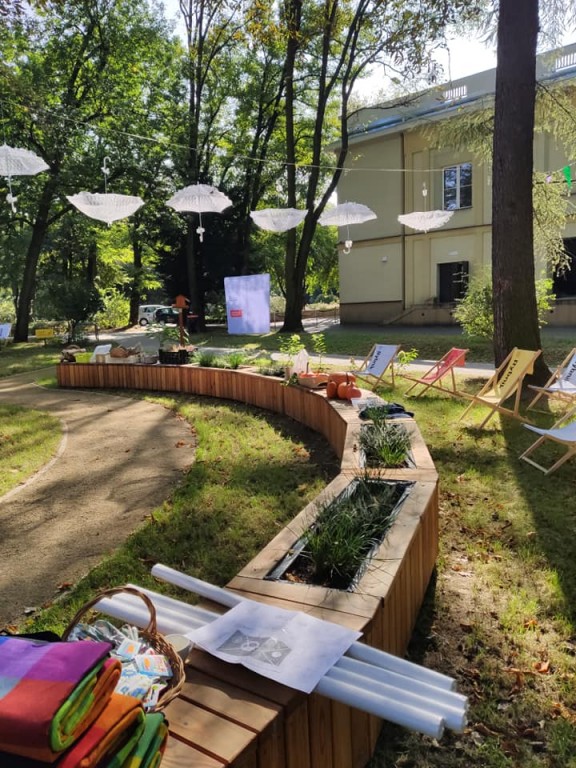 Park obok domu kultury w Chwałowicach, dużo dekoracji i leżaki