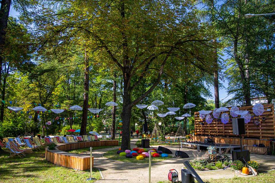 Park obok dom kultury Chwałowice, dużo dekoracji