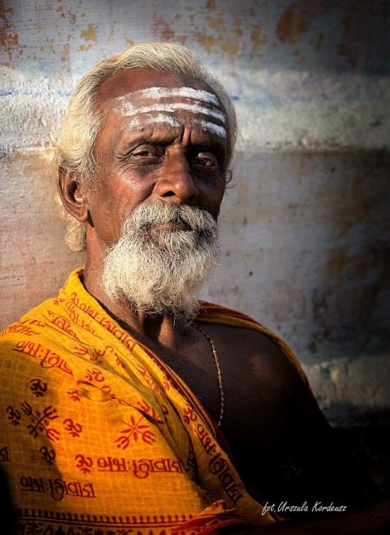 Siwy, starszy hindus z białymi paskami na czole zrobionymi kredą